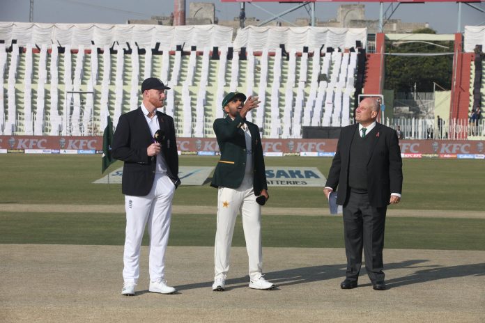انگلینڈ کے کپتان بین سٹوکس کا پاکستان کے خلاف راولپنڈی سٹیڈیم میں پہلے ٹیسٹ میچ میں ٹاس جیت کر پہلے بیٹنگ کا فیصلہ