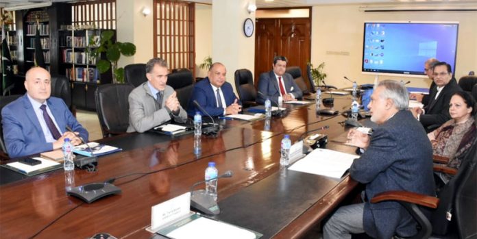 حکومت معیشت کی پائیدار ترقی کیلئے مختلف شعبوں میں اصلاحات پر عمل پیرا ہے، وزیر خزانہ اسحاق ڈار کی بی بی انرجی گروپ کے وفد سے گفتگو