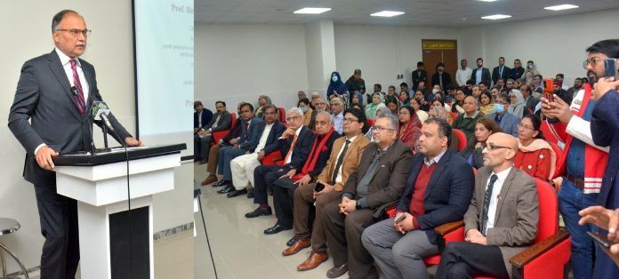 حکومت نوجوانوں کو معیاری اور جدید تعلیم فراہم کرنے کے لیے کوشاں ہے، وفاقی وزیر پروفیسر احسن اقبال کا ڈاؤ یونیورسٹی آف ہیلتھ سائنسز میں ریسرچ اینڈ ٹریٹمنٹ سینٹراور ڈاؤ کالج آف بائیو ٹیکنالوجی کی افتتاحی تقریب سے خطاب