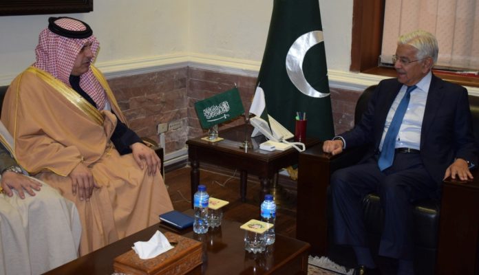 وزیر دفاع خواجہ محمد آصف سے سعودی معاون وزیر دفاع انجینئر طلعت عبداللہ علطیبی کی وفد کے ہمراہ ملاقات