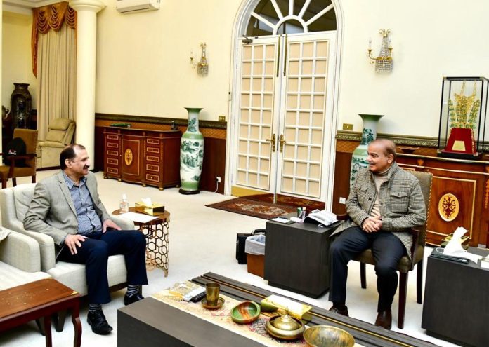 وزیراعظم محمد شہباز شریف سے سکواش کے سابق عالمی چیمپئن جان شیر خان کی ملاقات