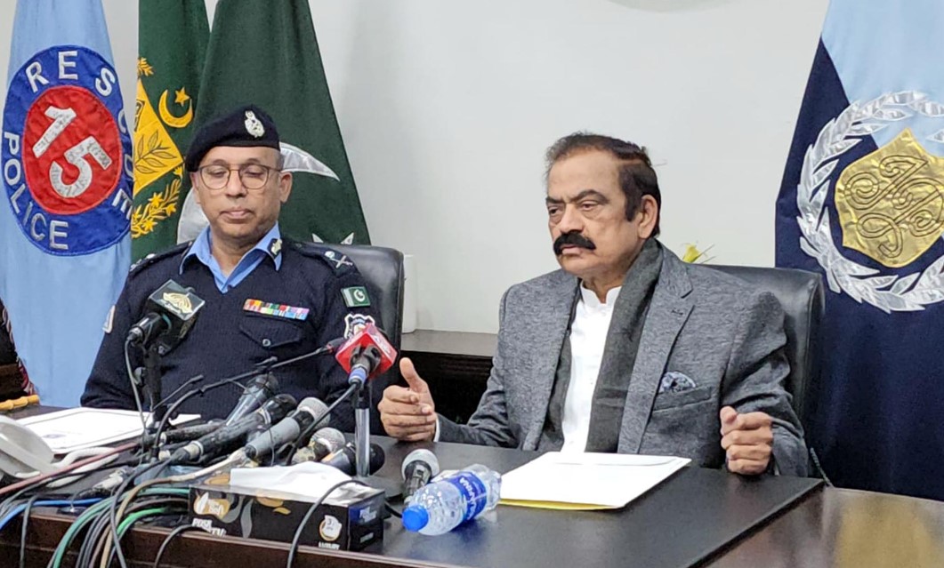 کوشش ہے ٹی ٹی پی کو ٹیبل پر لایا جائے، پہلی شرط ہے کہ وہ ہتھیار پھینک کر خود کو آئین کے تابع کریں ،، جو بھی دہشت گردی میں ملوث ہوگا ا س کے ساتھ زیرو ٹالرنس ہوگی ، وفاقی وزیر داخلہ رانا ثنا اللہ خان