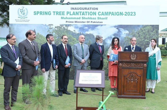 آئندہ نسلوں کو ماحولیاتی تبدیلیوں کے اثرات سے بچانے کے لئے شجر کاری کو قومی نصب العین بنانے کی ضرورت ہے، رواں موسم بہار میں ملک گیر شجرکاری مہم چلائی جائے گی،وزیراعظم شہباز شریف
