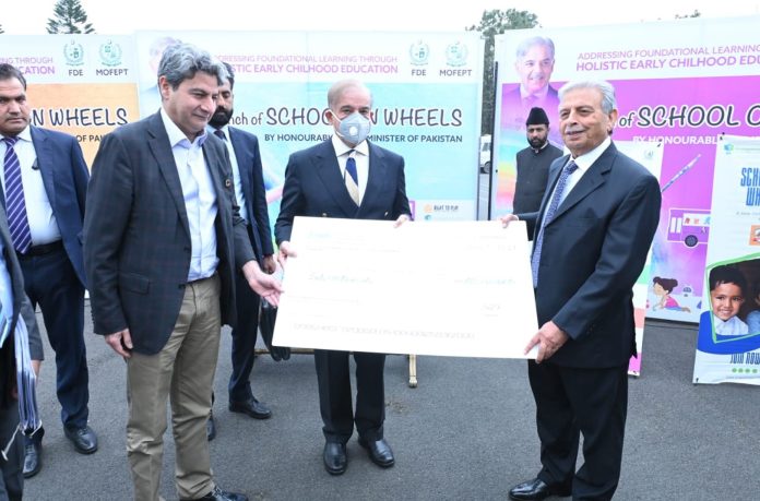 وزیراعظم کو ترکیہ اور شام کے زلزلہ متاثرین کے لئے وزارت وفاقی وزیر تعلیم کے ملازمین کی طرف سے 6 کروڑ روپے کے عطیہ کا چیک پیش
