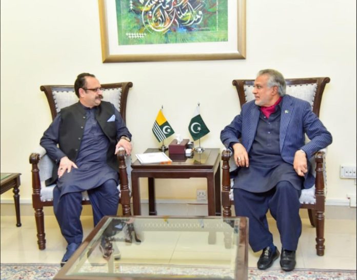 آزاد کشمیر کی ترقی حکومت کی اولین ترجیحات میں شامل ہے ، وزیرخزانہ سینیٹراسحاق ڈارکی آزادکشمیر کے وزیراعظم سردارتنویرالیاس سے ملاقات میں گفتگو