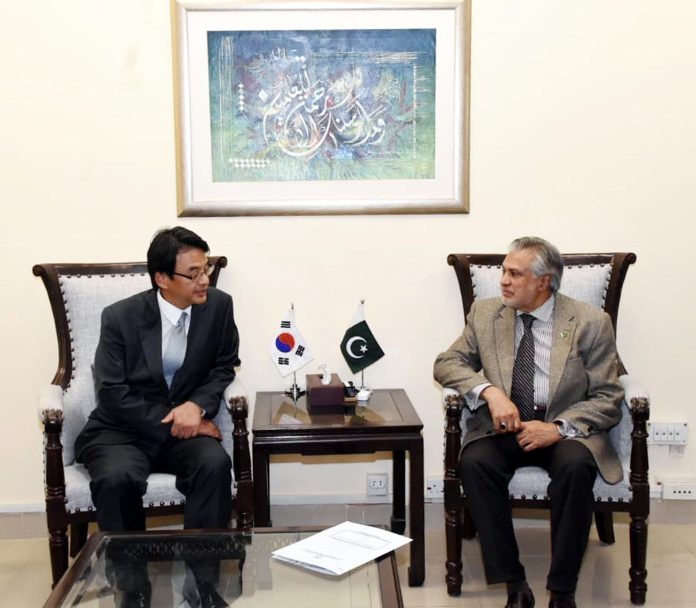 پاکستان اورجمہوریہ کوریا کے درمیان گہرے دوستانہ تعلقات قائم ہیں، وزیرخزانہ سینیٹرمحمداسحاق ڈارکی پاکستان میں جمہوریہ کوریا کے سفیرسے ملاقات میں گفتگو