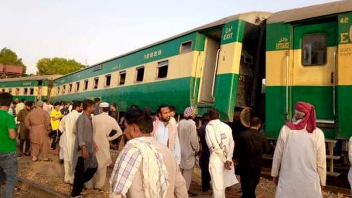کوٹری میں علامہ اقبال ایکسپریس ٹریک تبدیل کرتے ہو ئے دو حصوں میں تقسیم ہو گئی ، کوئی جانی نقصان نہیں ہوا