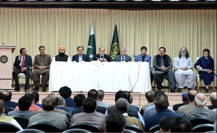 وزیراعظم شہباز شریف کا کفایت شعاری اقدامات کا اعلان، وفاقی کابینہ کے تمام ارکان نے رضاکارانہ طور پر تنخواہیں اور مراعات نہ لینے کا فیصلہ کیا ہے، کفایت شعاری اقدامات سے 200 ارب روپے سالانہ بچت ہو گی، وزیراعظم کی وفاقی وزراء کے ہمراہ پریس کانفرنس