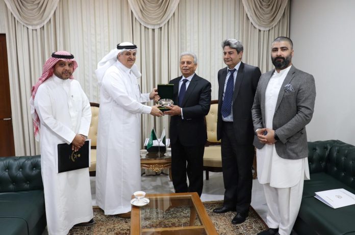 وفاقی وزیر رانا تنویر حسین سے سعودی سفیر نواف بن سعید المالکی کی ملاقات