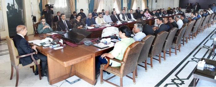 وفاقی حکومت عام انتخابات کے بروقت انعقاد کے لئے اپنی آئینی اور قانونی ذمہ داریاں پوری کرے گی، مردم شماری کا عمل وقت ضائع کئے بغیر مکمل کرنے کیلئے کوشاں ہیں، وزیر اعظم محمد شہباز شریف