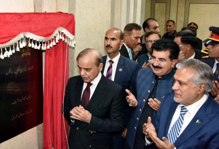 شہباز شریف نے سینیٹ کے 50 سال مکمل ہونے کی تقریبات کے موقع پر پارلیمنٹ ہاؤس میں تختی کی نقاب کشائی کی