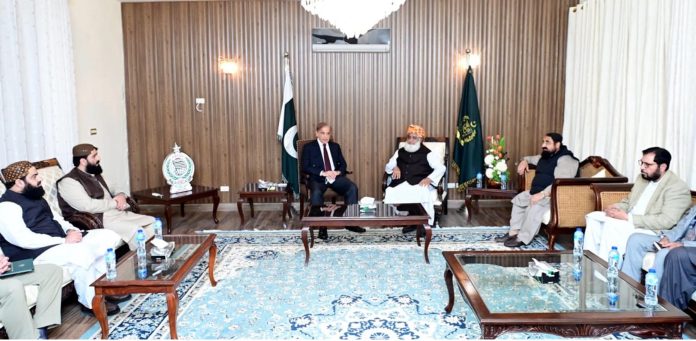 وزیرِ اعظم محمد شہباز شریف کی مولانا فضل الرحمن کی رہائش گاہ آمد، خیریت دریافت کی