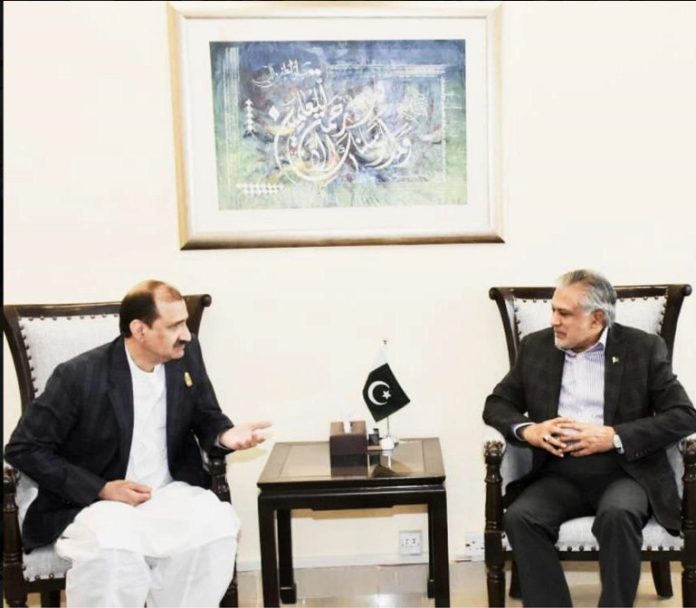 وفاقی وزیر خزانہ اسحاق ڈار سے جان شیر خان کی ملاقات، علاج کے لئے مالی معاونت پر شکریہ ادا کیا