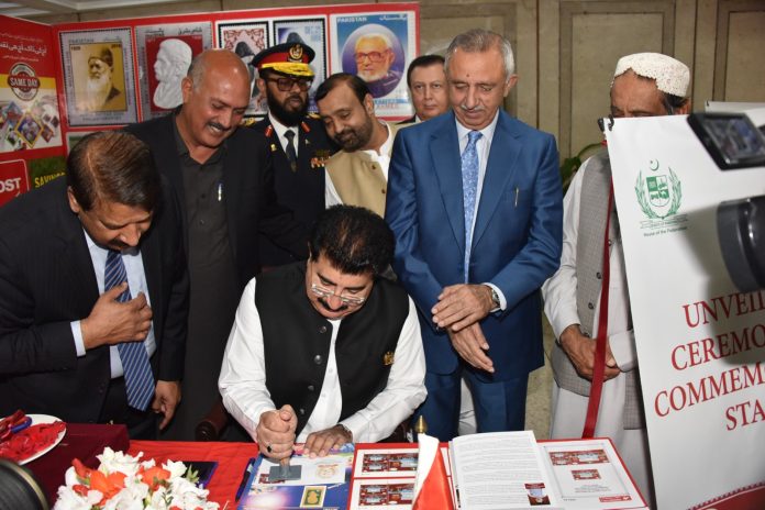 اسلام آباد،چیئرمین سینیٹ محمد صادق سنجرانی نے ایوان بالا کی گولڈن جوبلی کے موقع پر یادگاری ڈاک ٹکٹ کی نقاب کشائی کر دی