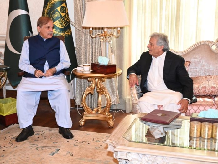 وزیراعظم محمد شہباز شریف سے وفاقی وزیر تعلیم و فنی تربیت رانا تنویر حسین کی ملاقات