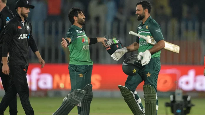 پاکستان کے اوپنر بیٹر فخر زمان ون ڈے کرکٹ میں تیز ترین 3 ہزار رنز بنانے والے ایشین کرکٹر بن گئے ، نیوزی لینڈ کے خلاف کھیلے گئے دوسرے ون ڈے میچ میں فخر زمان کا شاندار بیٹنگ کا مظاہرہ