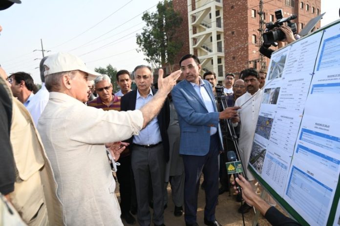 وزیر اعظم شہباز شریف کا زیر تعمیر لاہور برج اور سی بی ڈی انڈر پاس کا دورہ ،منصوبے کا جائزہ لیا،کام کی رفتار تیز کرنے کی ہدایت