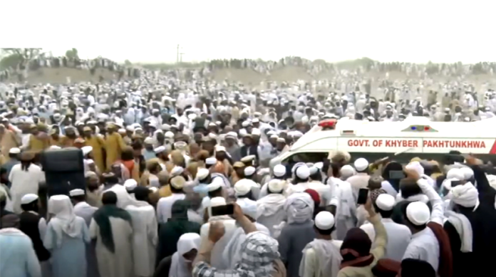 وفاقی وزیرمفتی عبدالشکور کی نماز جنازہ ان کے آبائی گاوں تاجی خیل لکی مروت میں ادا کر دی گئی
