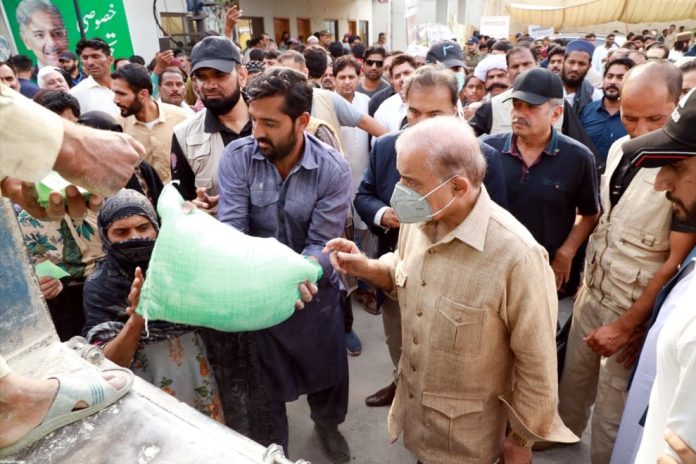 وزیر ا عظم محمد شہباز شریف کا لا ہور میں قا ئم آٹا تقسیم مر کز کا دورہ