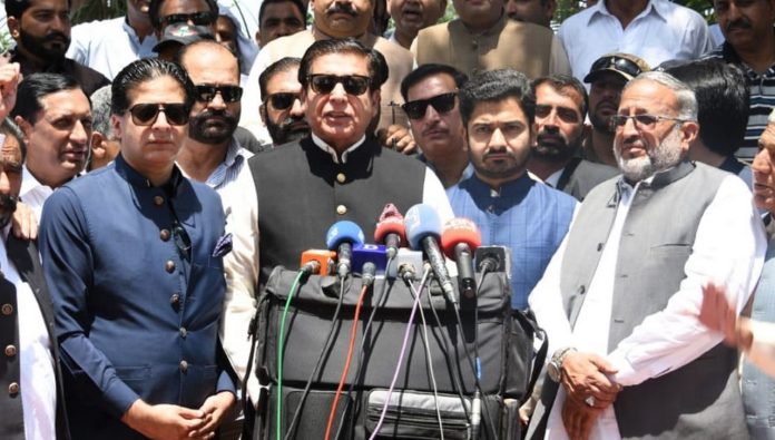 سپیکر قومی اسمبلی راجہ پرویز اشرف کی یوم تکریم شہدا کے سلسلے میں یادگار شہدا پر حاضری،پھولوں کی چادر چڑھائی اور فاتحہ خوانی کی