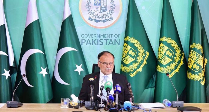 آئی ایم ایف کے ساتھ معاہدہ کے بعد پاکستان درست سمت میں گامزن ہوگیا ہے ، یہ معاہدہ پاکستان میں اقتصادی انقلاب لانے میں مددگار ثابت ہوگا، احسن اقبال