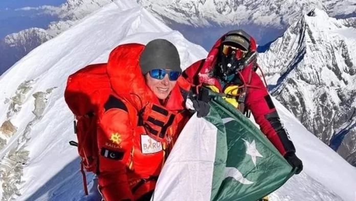 پاکستانی کوہ پیما نائلہ کیانی نے دنیا کی چوتھی بڑی چوٹی لوٹسے سر کرلی