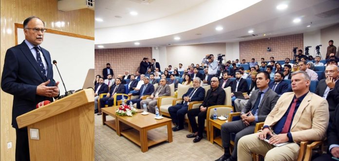 حکومت معاشرے کے تمام پسماندہ طبقات تک تعلیم کی رسائی کو یقینی بنانے کیلئے پرعزم ہے، وفاقی وزیر پروفیسر احسن اقبال