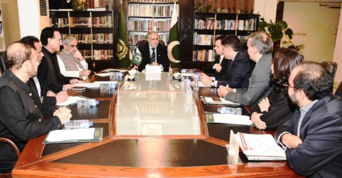 کاروبار میں آسانی اور ملکی معیشت میں استحکام و نمو لانے کے لیے دانشمندانہ اقتصادی پالیسی اقدامات اٹھائے جارہے ہیں،وفاقی وزیرخزانہ سینیٹرمحمداسحاق ڈارکی کوکاکولا کے وفد سے ملاقات میں گفتگو