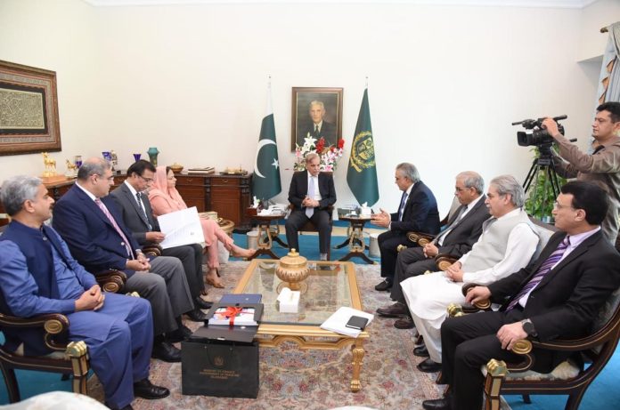 آئندہ بجٹ میں حکومت زرعی شعبےاورانفارمیشن ٹیکنالوجی کی جدت پرخطیرسرمایہ کاری کرے گی، چھوٹےکسانوں کیلئےبلاسود قرضوں کے پروگرام میں توسیع کی جائے،وزیراعظم شہبازشریف