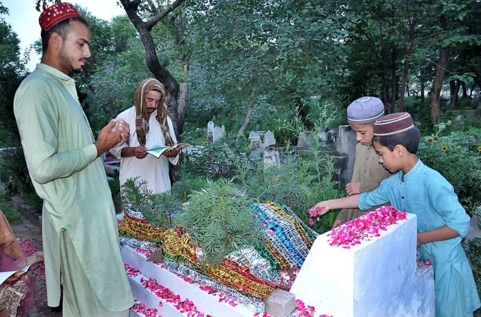 عید الاضحیٰ کے موقع پر بڑی تعداد میں لوگوں کی قبرستانوں میں آمد،قبروں پر فاتحہ خوانی