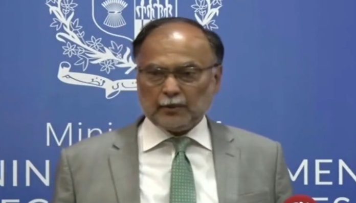 حکومت نے آئندہ مالی سال کیلئے 1100 ارب روپے کے ترقیاتی بجٹ کی منظوری دی ہے، مقصد اقتصادی ترقی کے مطلوبہ اہداف حاصل کرنا ہے، وفاقی وزیر احسن اقبال کی نیوز کانفرنس