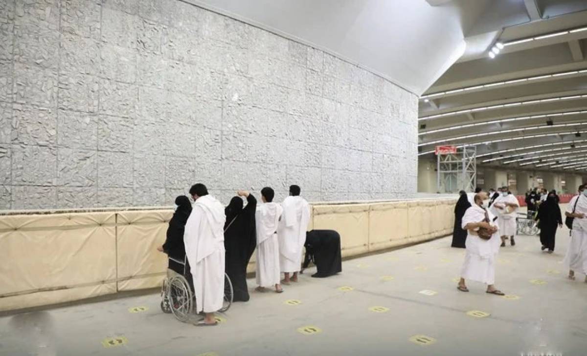 حجاج کے قافلے جمرات کی رمی کےلیے مزدلفہ سے منیٰ پہنچنے لگے