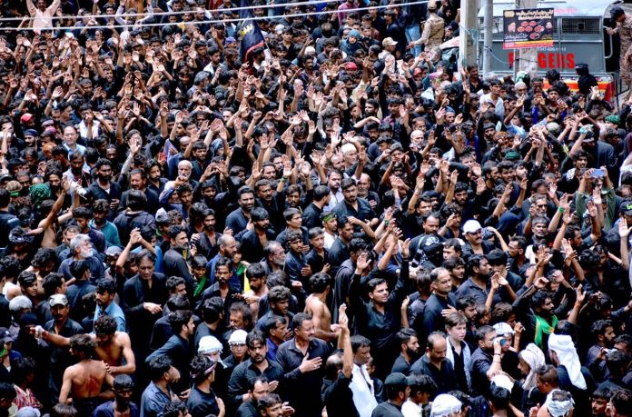 حیدرآباد میں یوم عاشور انتہائی عقیدت و احترام سے منایا گیا، وزیراعلیٰ نے آئی جی سندھ کے ہمراہ سیکیورٹی انتظامات کا جائزہ لیا حیدرآباد میں یوم عاشور انتہائی عقیدت و احترام سے منایا گیا، وزیراعلیٰ نے آئی جی سندھ کے ہمراہ سیکیورٹی انتظامات کا جائزہ لیا