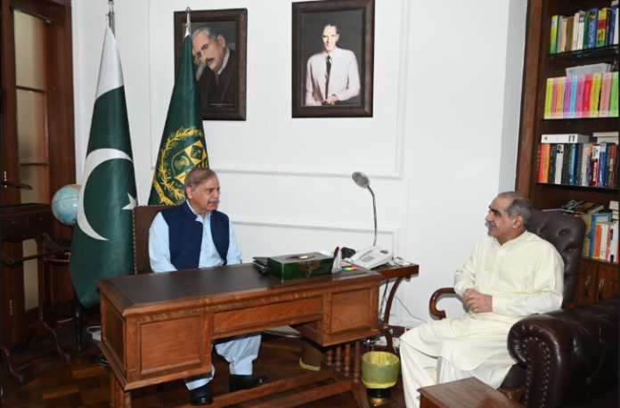 وزیرِ اعظم محمد شہباز شریف سے وفاقی وزیر برائے ریلوے و ہوا بازی خواجہ سعد رفیق کی ملاقات