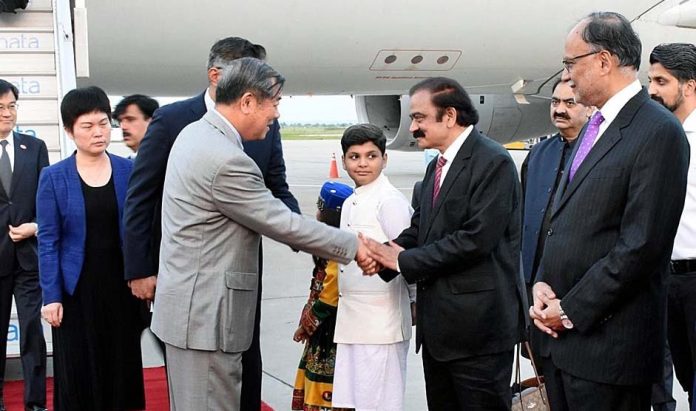 چینی نائب وزیراعظم ہی لی فنگ تین روزہ دورے پر اسلام آباد پہنچ گئے