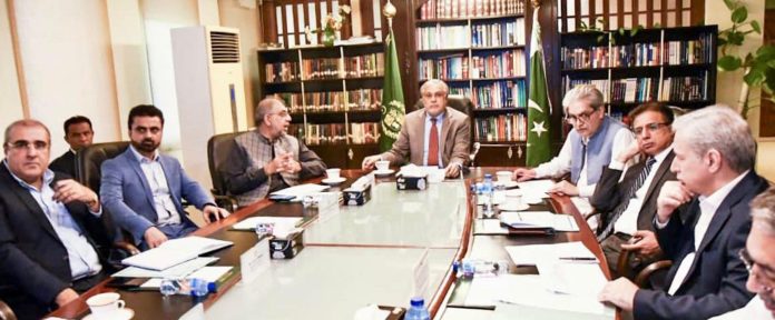 وفاقی وزیرخزانہ سینیٹرمحمداسحاق ڈارکی زیرصدارت توانائی کے شعبہ میں اصلاحات کے بارے میں اجلاس