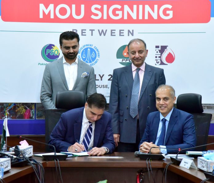 پاکستانی آئل کمپنیوں کا 10بلین امریکی ڈالر کے گرین فیلڈ ریفائنری پراجیکٹ کیلئے سعودی آرامکو کے ساتھ اشتراک پاکستانی آئل کمپنیوں کا 10بلین امریکی ڈالر کے گرین فیلڈ ریفائنری پراجیکٹ کیلئے سعودی آرامکو کے ساتھ اشتراک