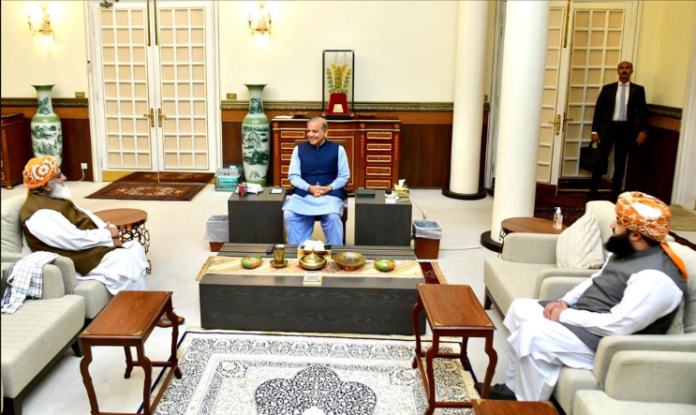 وزیراعظم محمد شہباز شریف سے جمعیت علماءِ اسلام (ف) کے سربراہ مولانا فضل الرحمٰن اور وفاقی وزیر مولانا اسعد محمود کی ملاقات
