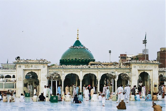 حضرت داتا گنج بخش