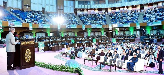 شمسی توانائی گھروں، صنعتوں اور دکانوں سمیت ہر شعبہ کیلئے ضروری ہے، وزیراعظم محمد شہباز شریف کا ایک لاکھ زرعی ٹیوب ویلز کی شمسی توانائی پر منتقلی کے حوالے سے تقریب سے خطاب شہباز شریف