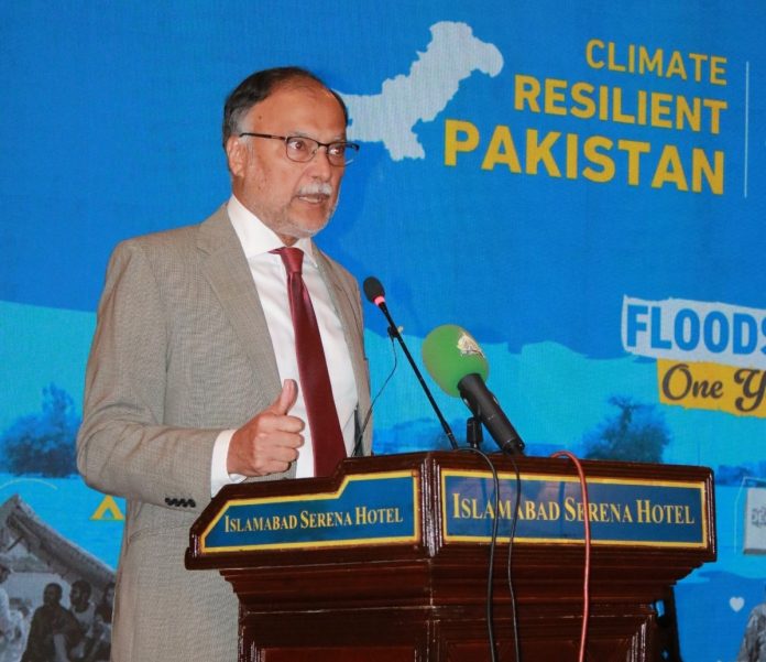 عالمی ادارےپاکستان جیسے موسمیاتی آفات سے متاثرہ ممالک کی امداد کو ترجیح دیں، احسن اقبال