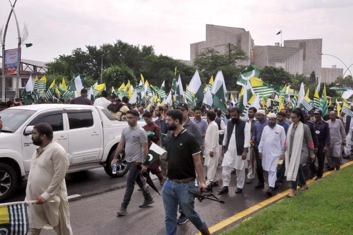 islamabad اسلام آباد میں وزارت خارجہ اور وزارت امور کشمیر کے زیر اہتمام بھارت کےغیر قانونی زیر تسلط جموں وکشمیر کے عوام سے اظہار یکجہتی کےلئے شاہراہِ دستور پر ریلی