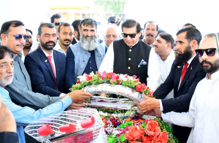 سپیکر قومی اسمبلی راجہ پرویز اشرف کی گوجر خان میں سوار محمد حسین شہید (نشان حیدر) کے مزار پر حاضری