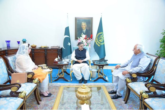 نگراں وزیراعظم انوار الحق کاکڑ سے سابق رکن سندھ اسمبلی عرفان اللہ خان مروت اور سابق رکن خیبرپختونخوا اسمبلی ثمر ھارون بلور کی ملاقات