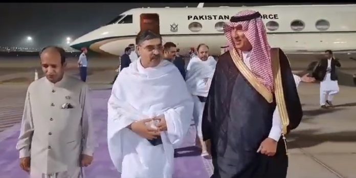 نگران وزیرِ اعظم انوار الحق کاکڑ عمرہ کی ادائیگی کیلئے جدہ پہنچ گئے