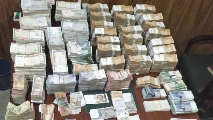 پشاور، ایف آئی اے کی کارروائیاں، 6 غیر قانونی منی چینجر گرفتار کر کے بھاری رقم برآمد کرلی
