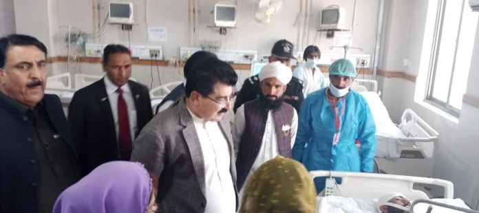 چئیرمین سینیٹ صادق سنجرانی مستونگ دھماکے کے زخمیوں کی عیادت کیلئے سول ہسپتال پہنچ گئے