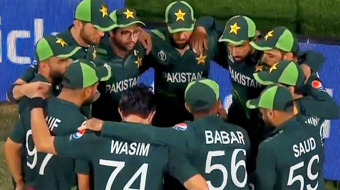 ورلڈ کپ ، جنوبی افریقہ نے سنسنی خیز مقابلے کے بعد پاکستان کو ایک وکٹ سے شکست دیدی، تبریز شمسی پلیئر آف دی میچ قرار
