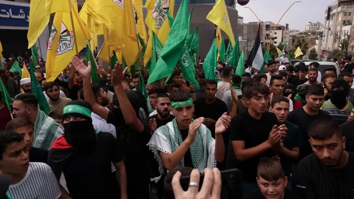 غزہ کی حمایت میں مقبوضہ مغربی کنارے میں سینکڑوں فلسطینیوں نے احتجاجی مظاہرہ