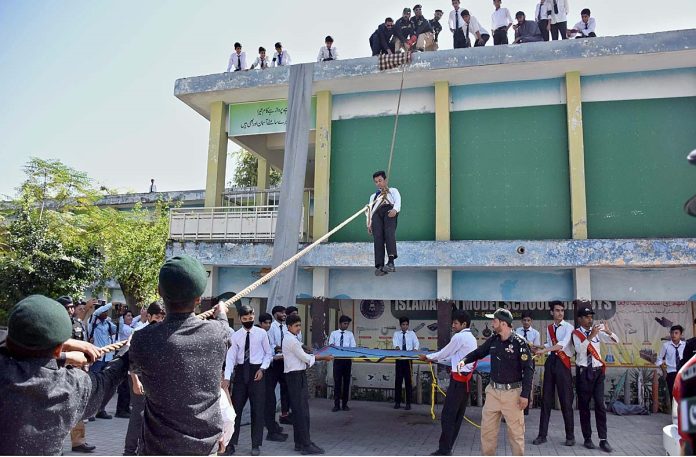 سول ڈیفنس آرگنائزیشن اسلام آباد کاہنگامی حالات سے نمٹنے کے لیے ریسکیو ، فرسٹ ایڈ ، فائرفاہیٹنگ کا عملی مظاہرہ
